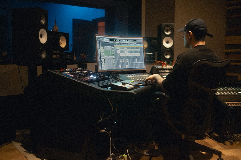 Alejandro Patiño, Mosty, in his studio